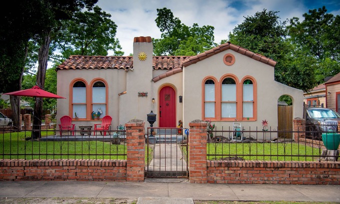 San Antonio House | Historic 1927 Spanish Casita Minutes from our famous DT destinations.