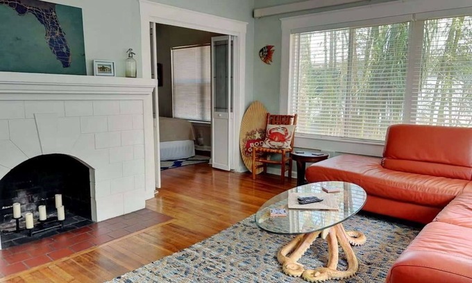 Historic Downtown Melbourne Apartment | Historic 1br King Bed Walk downtown 5min to beach