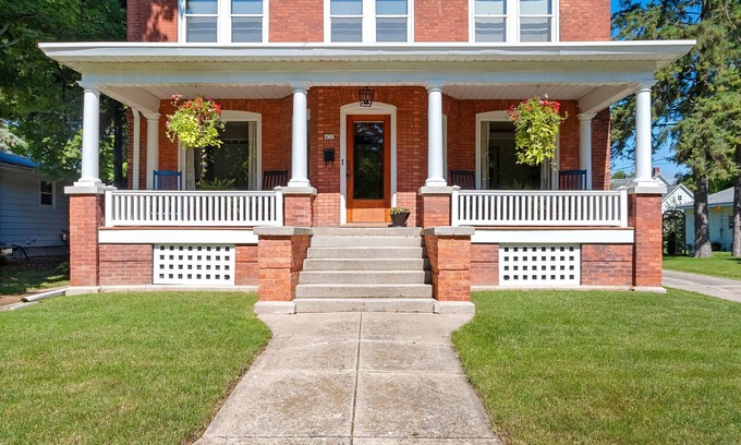 De Pere Apartment | Historic 2-bedroom 1st floor unit with a beautiful porch in delightful De Pere