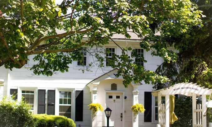 Southold House | Historic 2-bedroom upstairs apartment close to beaches, town and vineyards.