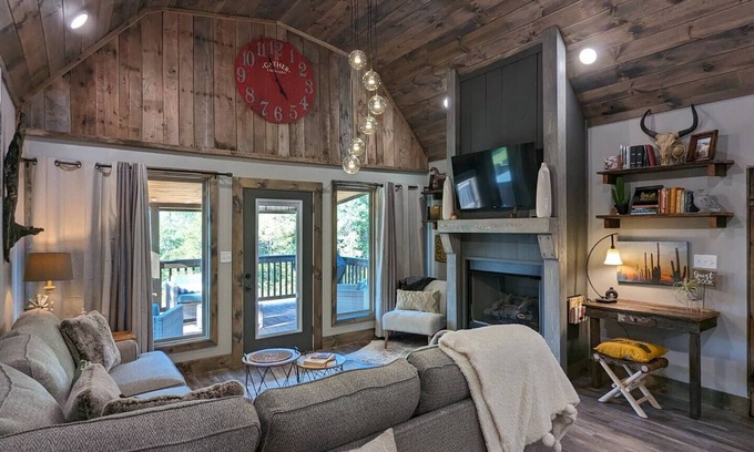 Marble Falls Cabin | Historic 2 BR Cabin w Hot Tub near Buffalo River!