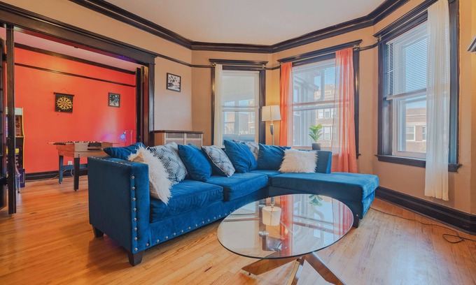 Woodlawn Apartment | Historic 3BR Retreat Near Univ of Chicago