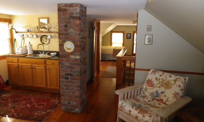 Block Island Apartment | Historic 3rd floor 1 Bedroom Sleeps 4 Tastefully Decorated, ~AC~apartment