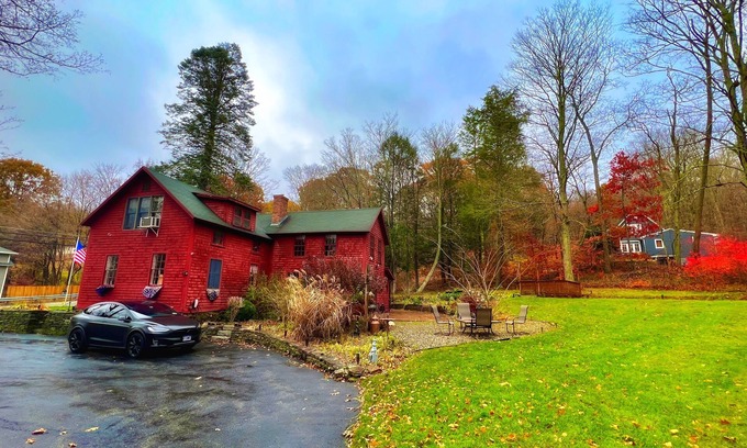 Amston Cabin | Historic 4 Bedroom Luxury Cabin with Private Waterfall & Lake Access