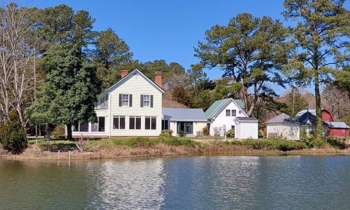 Mathews House | Historic 4 bedroom private waterfront home