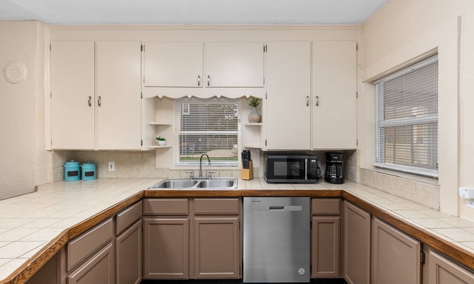 Grand Rapids House | HIstoric 4 BR Near Fulton St