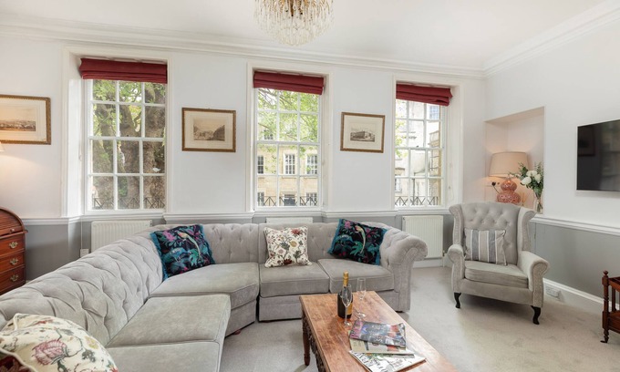 Bath City Centre House | Historic 6 Bed Townhouse-Roman Baths 1 min walk
