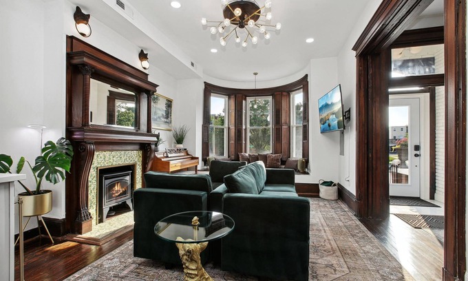 Shaw House | Historic-7BR/4.5BA-Parking+By Metro+Chef's Kitchen