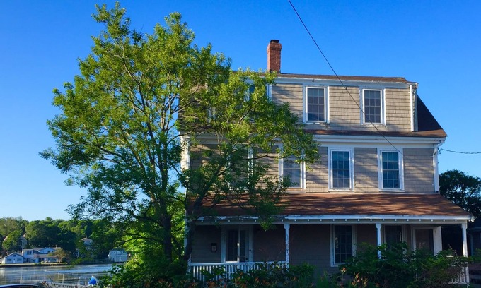 Hull House | Historic Beach House on Pond Across from Ocean/Beach