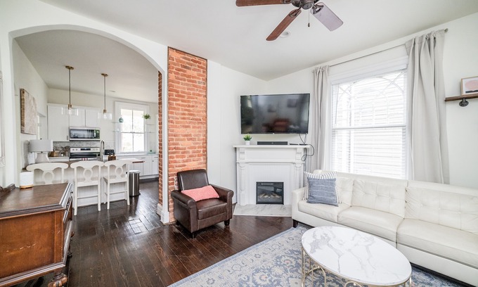 Lynchburg House | Historic Beauty in ❤️ of Downtown. Fam & Pet Friendly. 5 miles to Liberty.