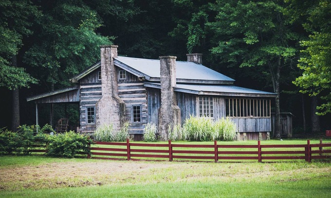 Washington Cabin | Historic Bliss Kingbed near crater of diamonds