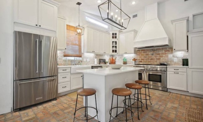 Mandeville Cottage | Historic Blume Cottage-2Blocks to Lakefront in Old Mandeville