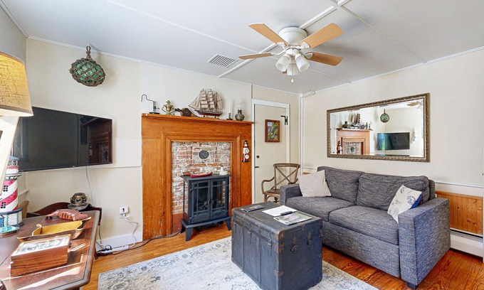 Boothbay Harbor Apartment | Historic Boothbay Harbor cottage with antique decor, washer/dryer & deck