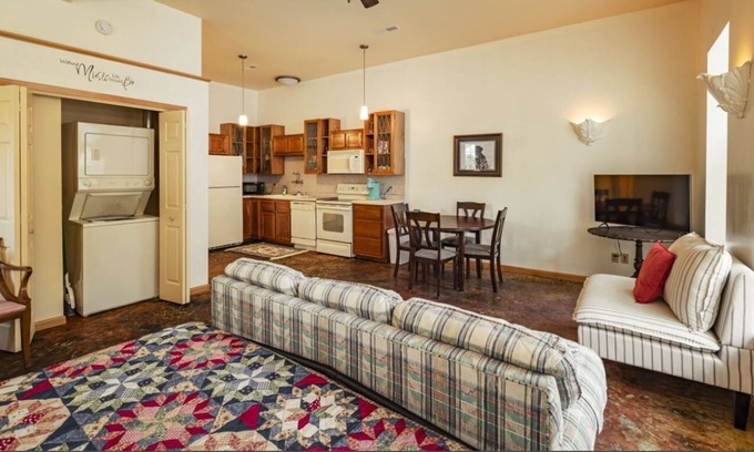 De Soto Apartment | Historic building with comfortable rooms in De Soto