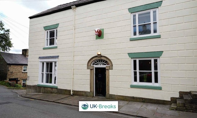 Chapel en le Frith House | Historic Bulls Head. Grade II Listed. Pet Friendly. Sleeps 12