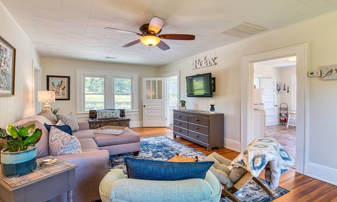 Waynesville House | Historic Carriage House - Downtown Waynesville, Walk to Main Street! Fast Wifi!