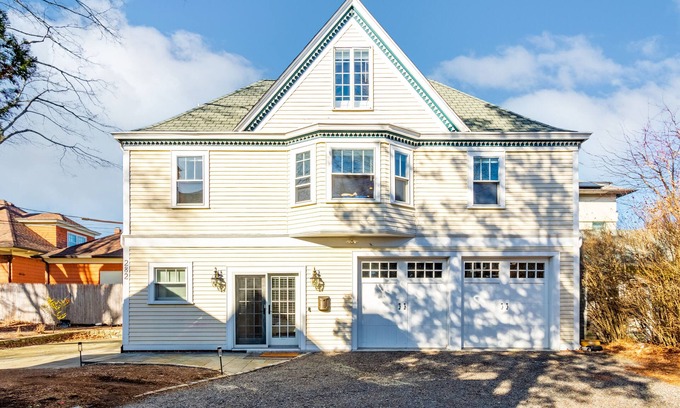 College Hill House | Historic Carriage House Next to Brown/RISD with Free Parking!