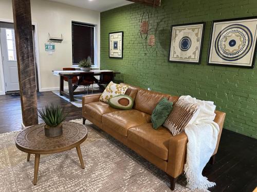 The Gate House | Historic Carriage House Near Attractions