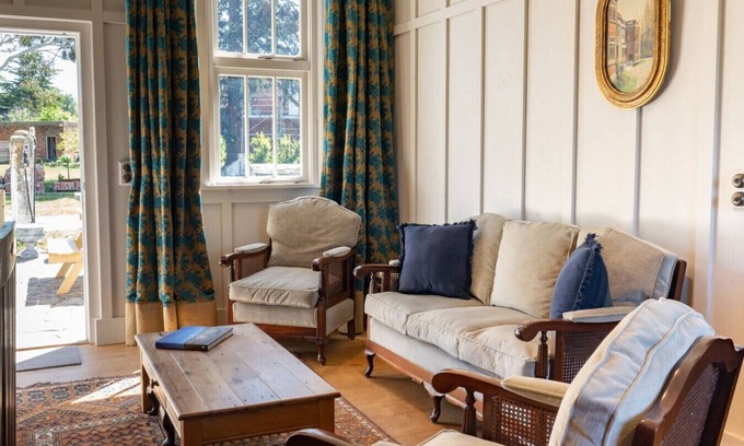 Earnscleugh House | Historic Castle Coach House – Trail & Wineries