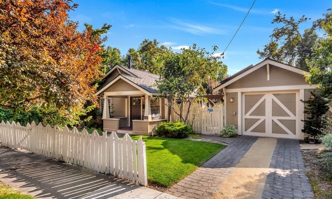 Old Bend House | Historic Cecil Sly House, Salt Hot Tub, Electric Charger, in Downtown