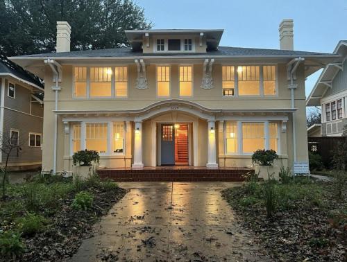 Old East Dallas Apartment | Historic Central Dallas Apartment - Modern & Roomy