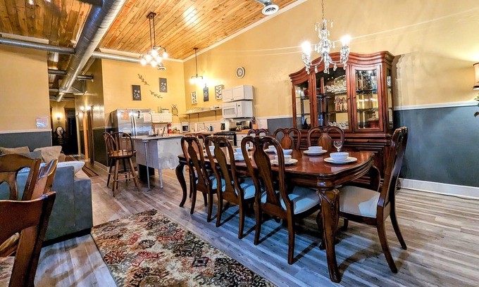 Whitewood Condo | Historic Centralized Victorian Downtown Condo Close To All Tourist Attractions