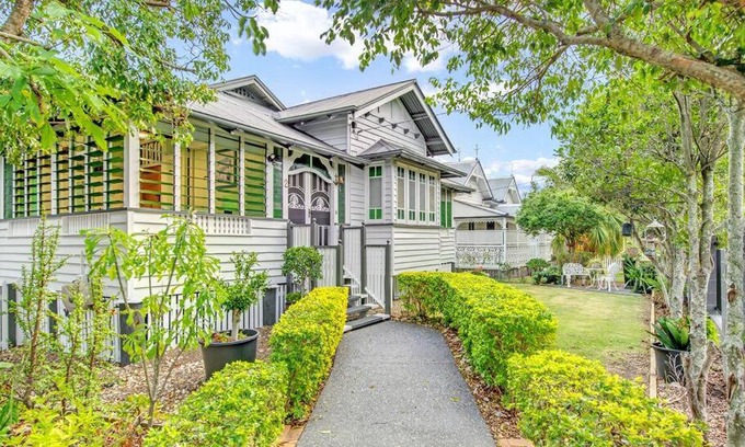 Sadliers Crossing House | Historic Character-filled Jade Cottage