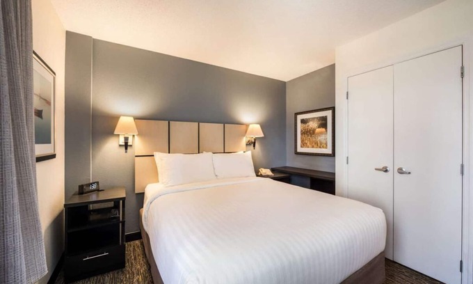 South Hills Hotel | Historic Charm meets Modern Comfort! 3 Modern Units, Full Kitchen, Pets Allowed!
