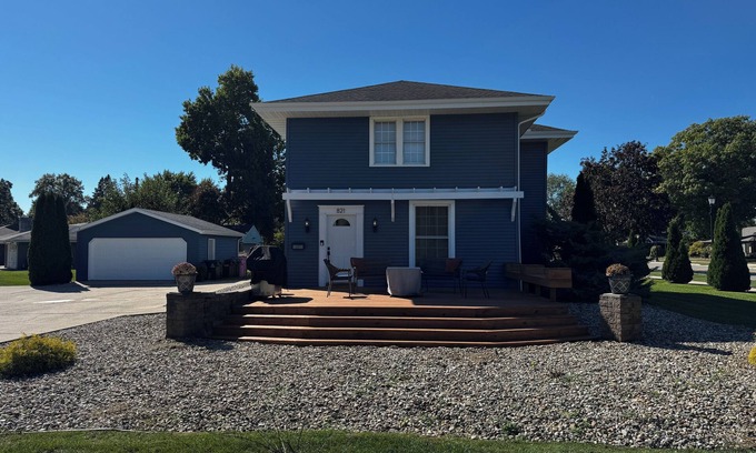 South Bend House | Historic Charm Meets Modern Comfort - 5BR, 6BA farmhouse 1 mile from ND Stadium!