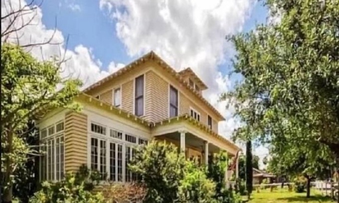 Brownsville House | Historic Charm- Modern Amenities Downtown Brownsville. Close to SPI, Space X