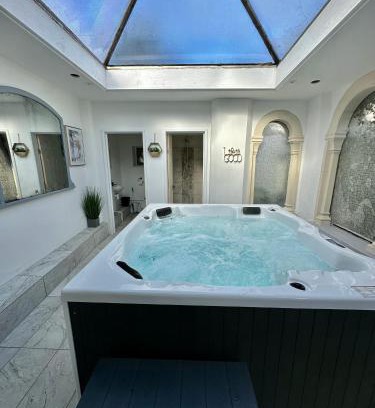 Trowbridge House | Historic Charm: *Perfect For Group Getaways*