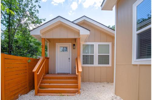 Nevada Street House | Historic Comfort 2BR1BA Guesthouse Near Riverwalk