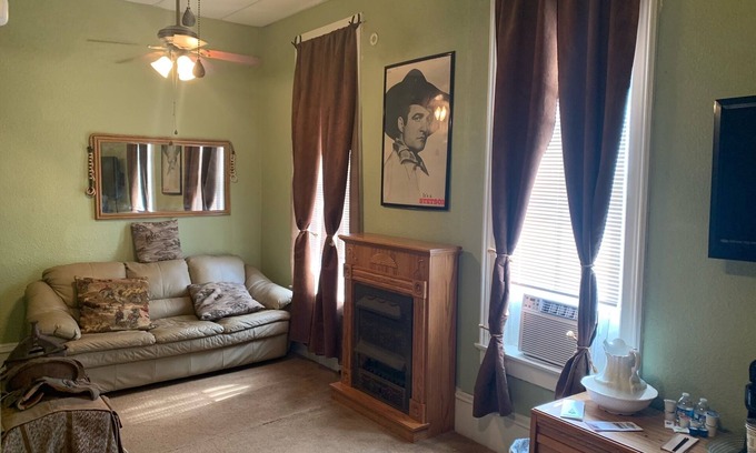 Osceola Apartment | Historic Commercial Hotel(Est. 1868)Tom Mix Suite