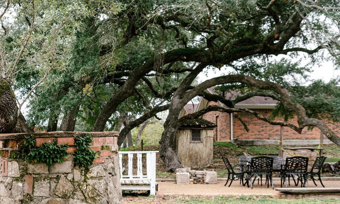 Burton House | Historic Cottage & Century Oaks