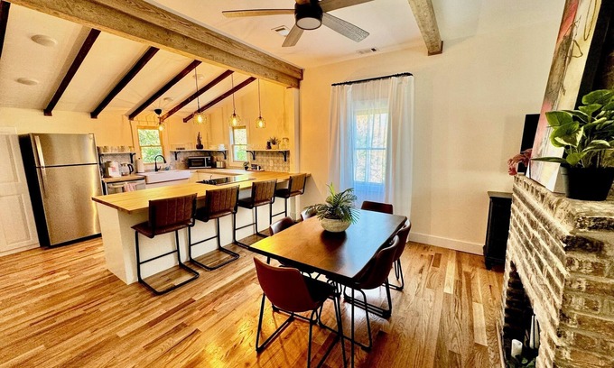 Macon House | Historic Cottage Downtown Macon with off street parking