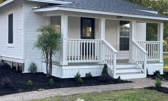 Georgetown House | Historic Cottage in Old Town-The Pearl