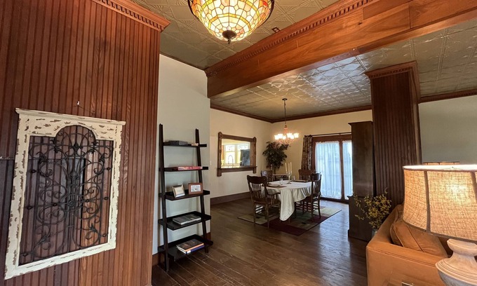 Zionsville Cottage | Historic Cottage in the Village of Zionsville
