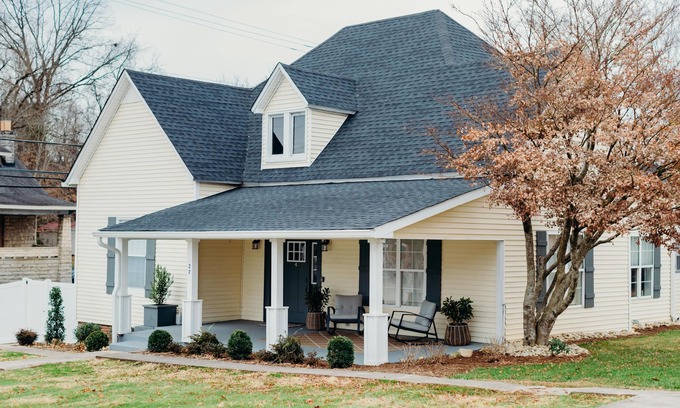 Sparta House | Historic Cottage Pet Friendly Downtown Sparta TN 45 Mins to 4 State Parks