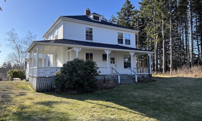 Bailey Island Cottage | Historic cottage with right of way to Little Harbor!