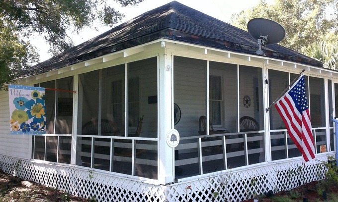 Arcadia House | historic cowboy cottage: with clawfoot tub, near shops