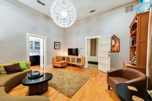Decatur Apartment | Historic Decatur Apt with City Square Views