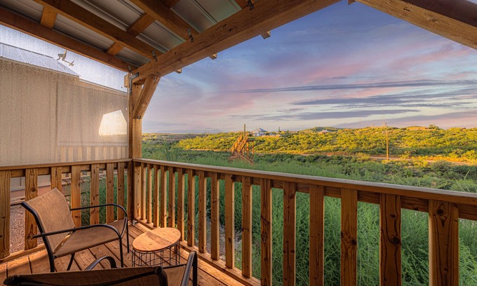Tombstone Cabin | Historic Decor, Free WIFI&Parking, walking distance, Miners Cabin #4 (KING Bed)