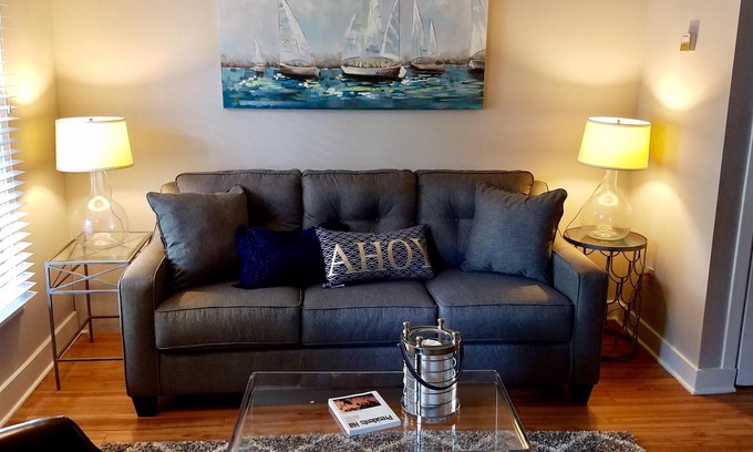 Annapolis House | Historic District"Crab Cakes and Football"