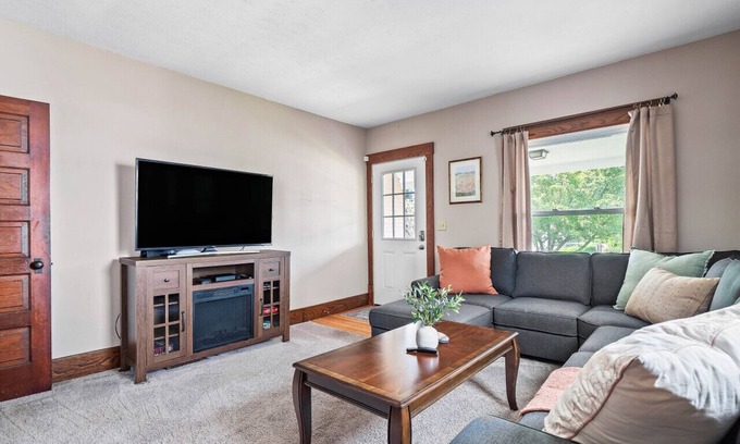 Bedford House | Historic District|Fully Stocked Kitchen|Coffee Bar|Sleeps 6