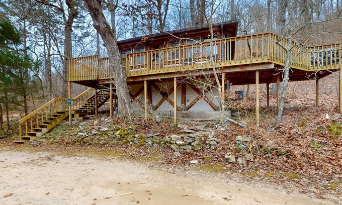 Eureka Springs Cabin | Historic dog-friendly cabin overlooking Lake Lucerne with deck & great views