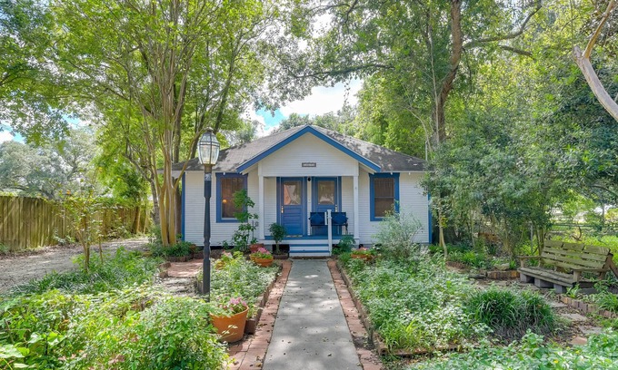 Alvin Cottage | Historic Downtown Alvin Cottage Near Eats & Shops!