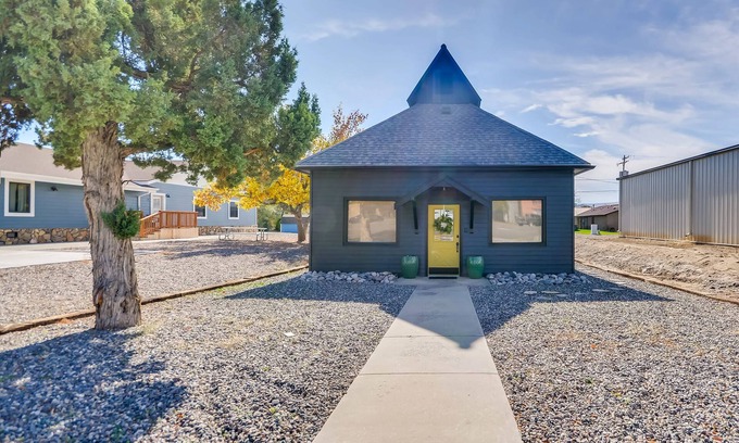 Thermopolis House | Historic downtown bungalow, a short walk to hot springs and dinosaur museum.