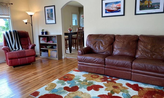 Astoria House | Historic Downtown Cottage