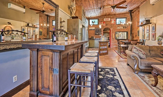 Colusa House | Historic Downtown Escape - Steps to Levee Park!