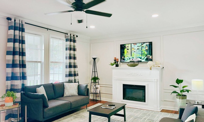 Smithfield House | Historic Downtown Gem, 7 mins to Premium Outlets